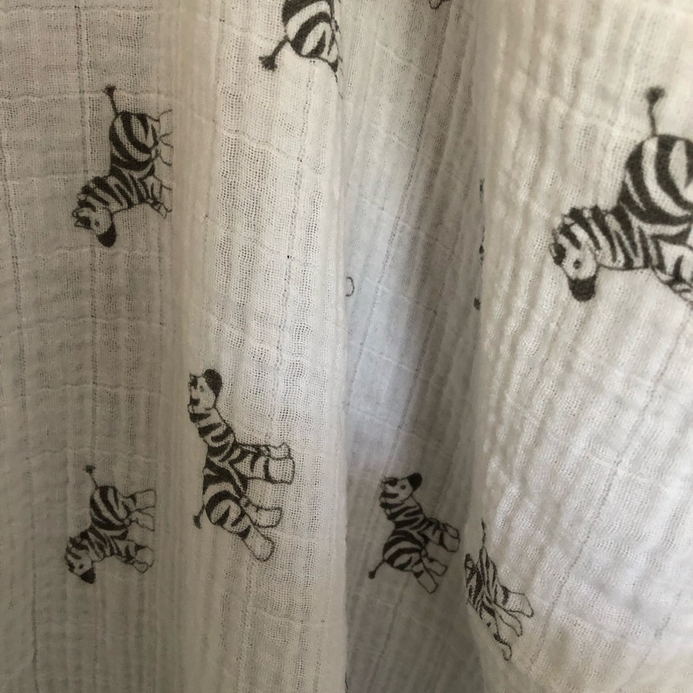 Amazing Baby Zebra Print White Muslin Swaddling Blanket Breathable Cotton - Picture 3 of 8